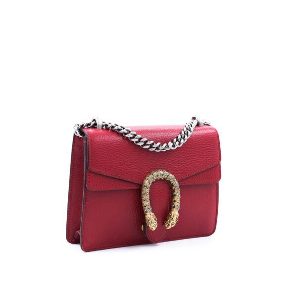 Borsa a tracolla Mini Dionysus di Gucci in pelle rossa con chiusura a testa di tigre e tracolla a catena color argento.