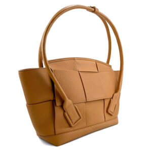 Bottega Veneta Arco Tote Bag in raffinata pelle di vitello con design intrecciato oversize.