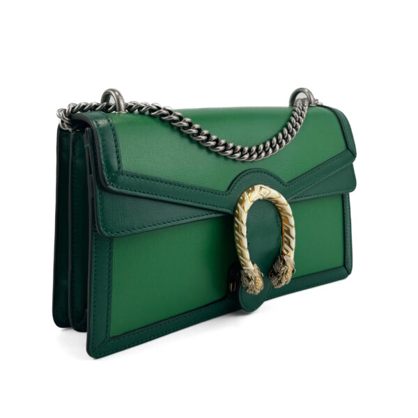 Gucci Borsa a tracolla media Dionysus con catena in pelle verde e chiusura a testa di tigre argentata.