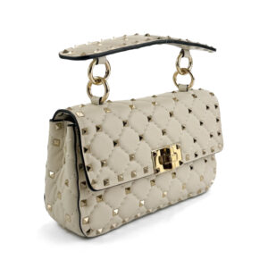 Borsa a tracolla Valentino Garavani Rockstud Spike in pelle avorio con dettagli Rockstud dorati.