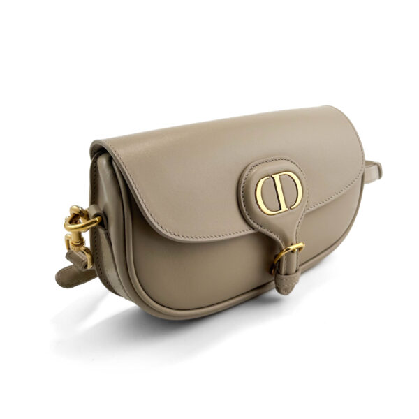 Borsa Dior Bobby East-West in morbida pelle color taupe con finiture dorate.